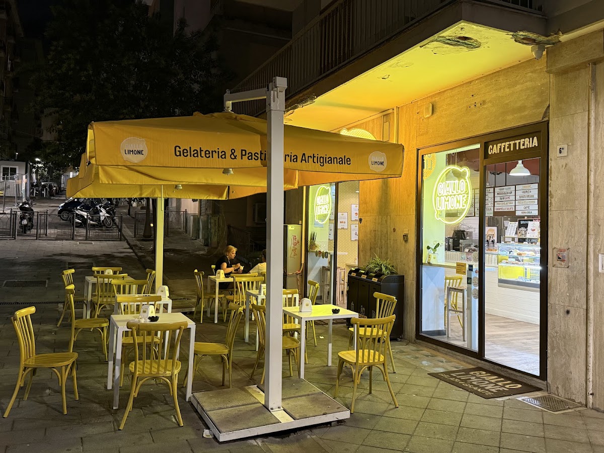 Il banco e la vetrina dei gusti.
