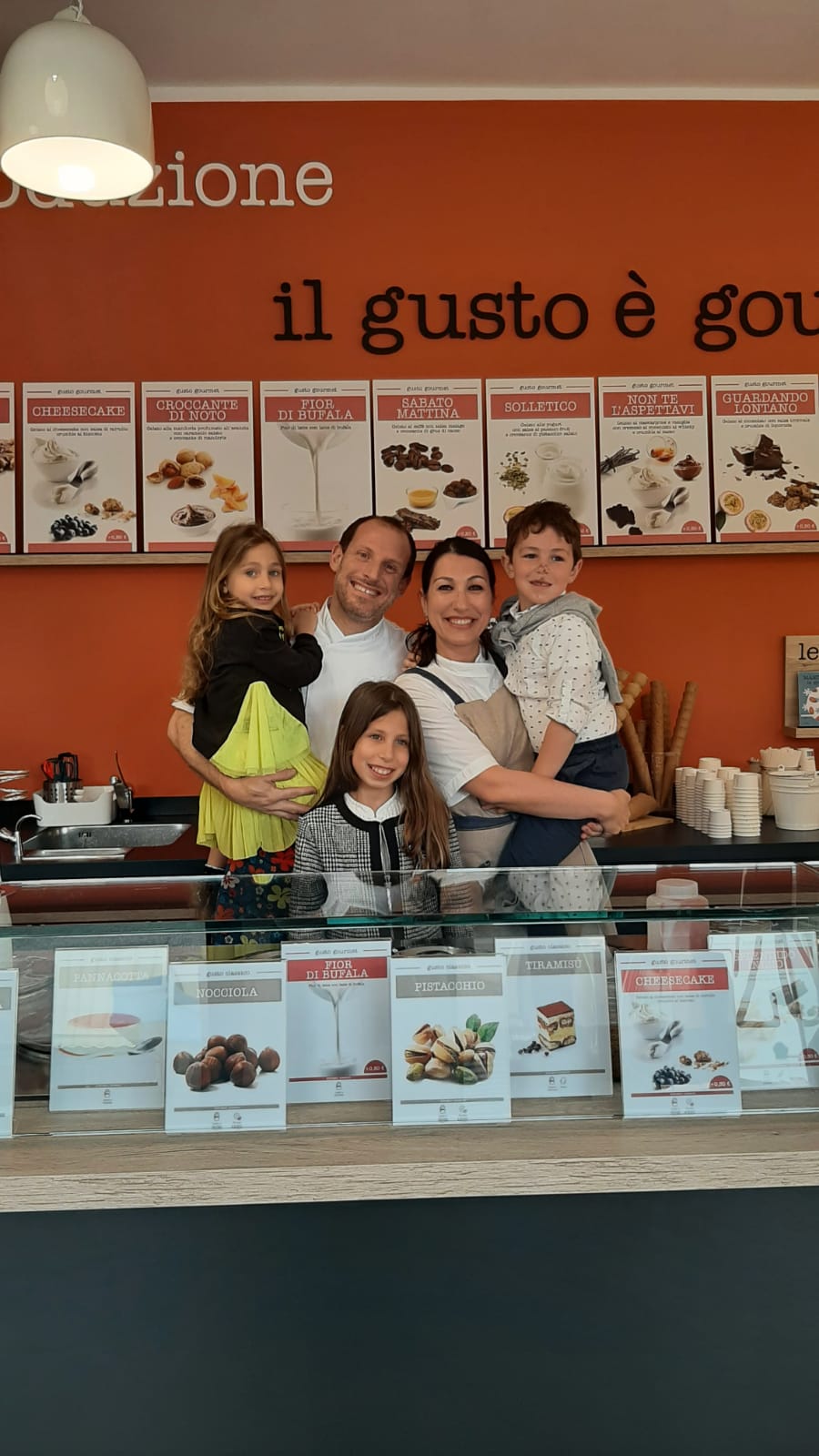 Il banco e la vetrina dei gusti.