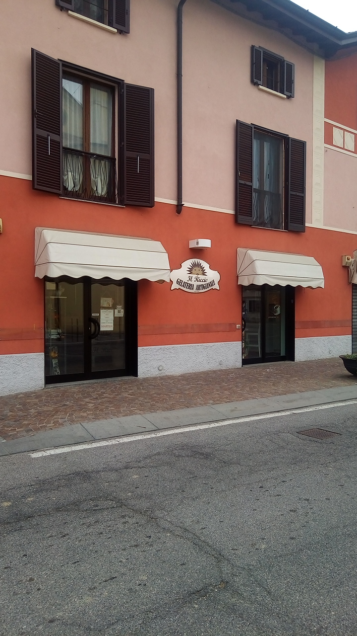 Il banco e la vetrina dei gusti.