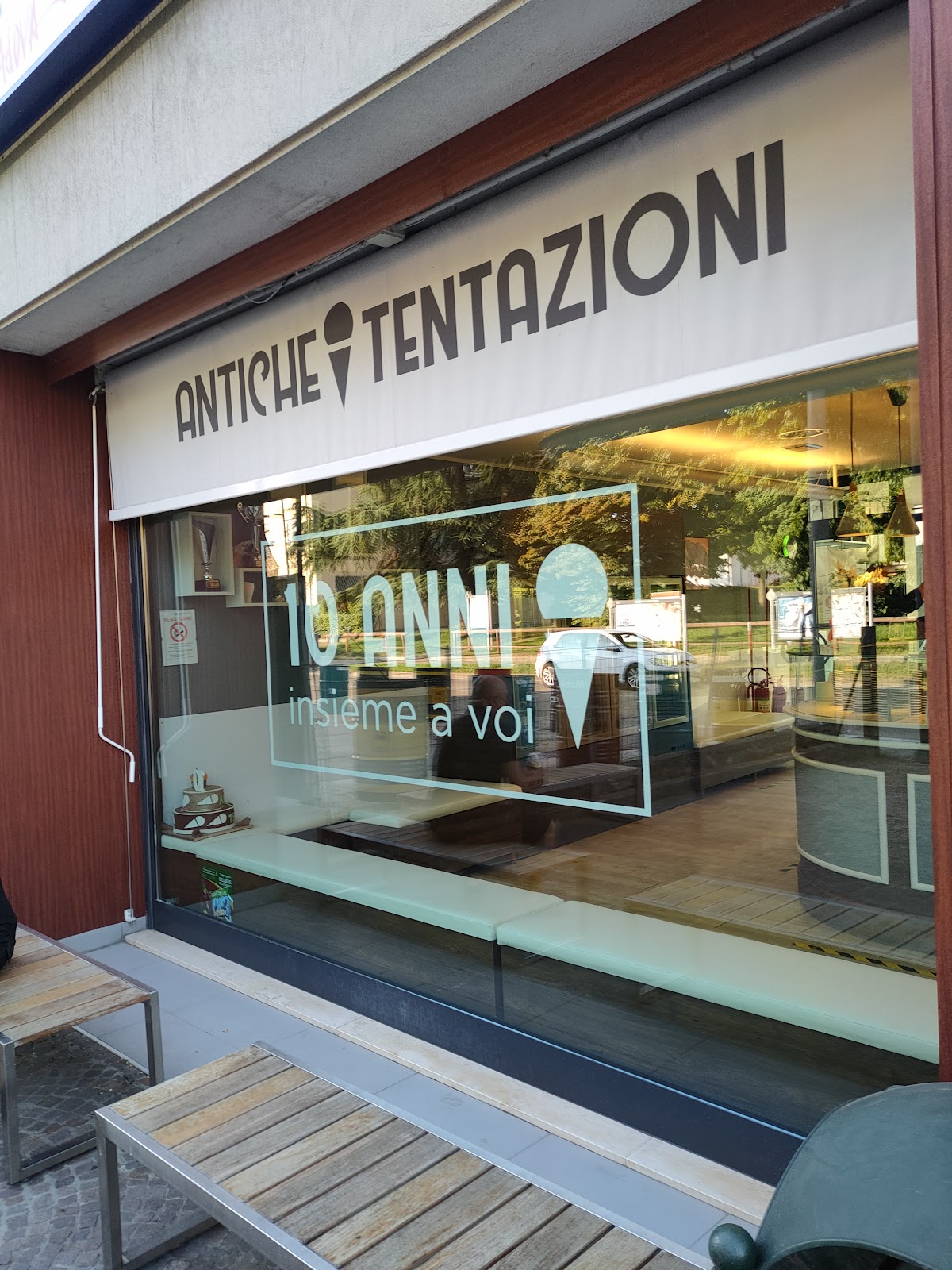 Il banco e la vetrina dei gusti.