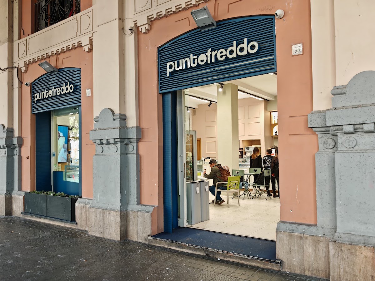 Il banco e la vetrina dei gusti.