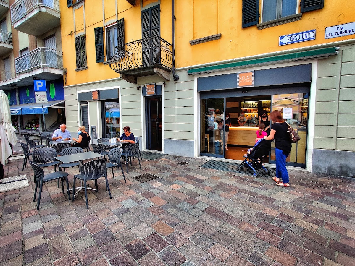 Il banco e la vetrina dei gusti.