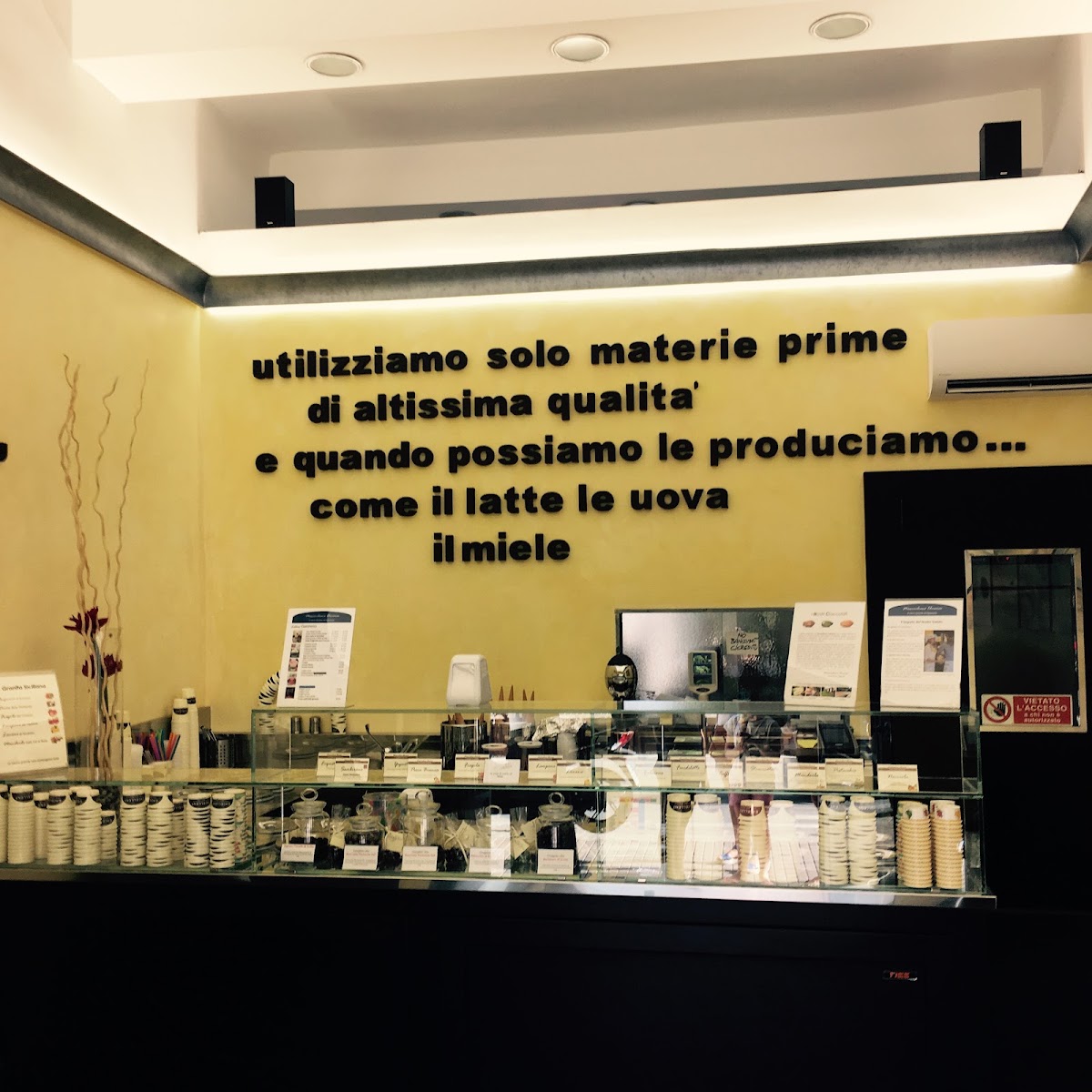 Un dettaglio della vetrina.