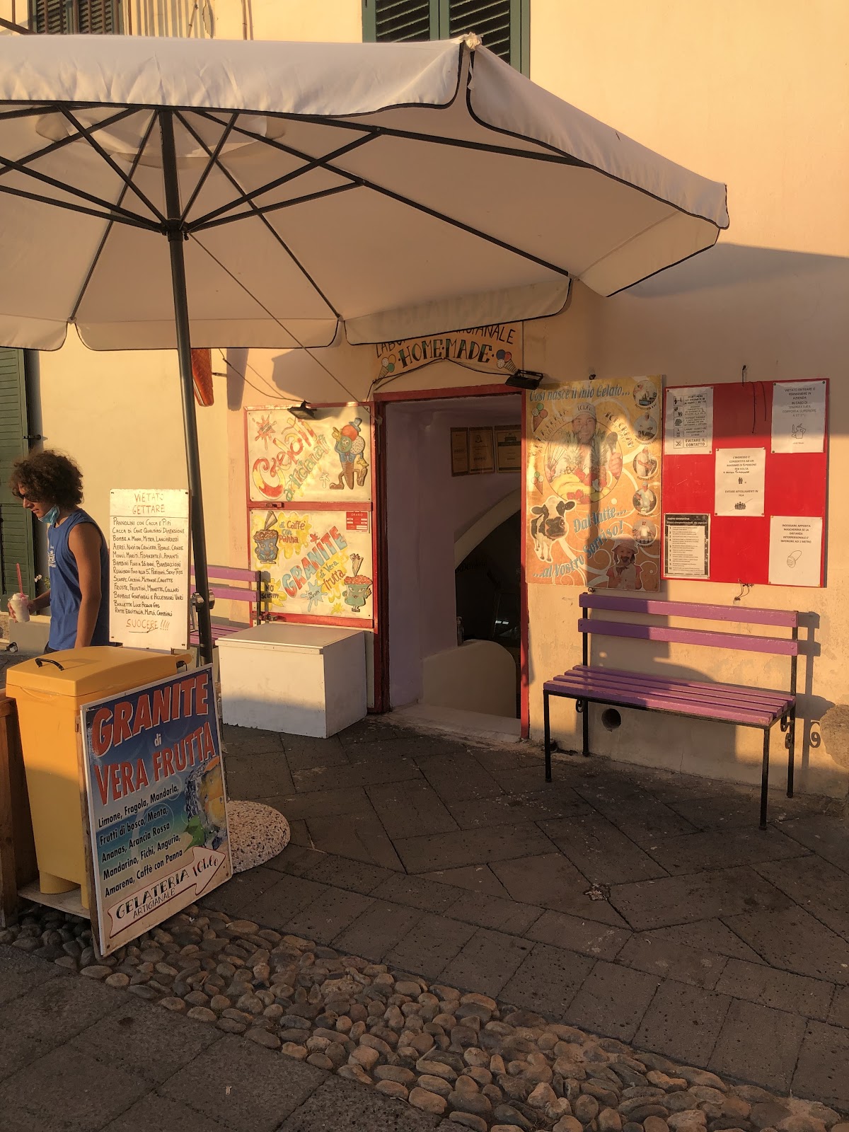 Il banco e la vetrina dei gusti.