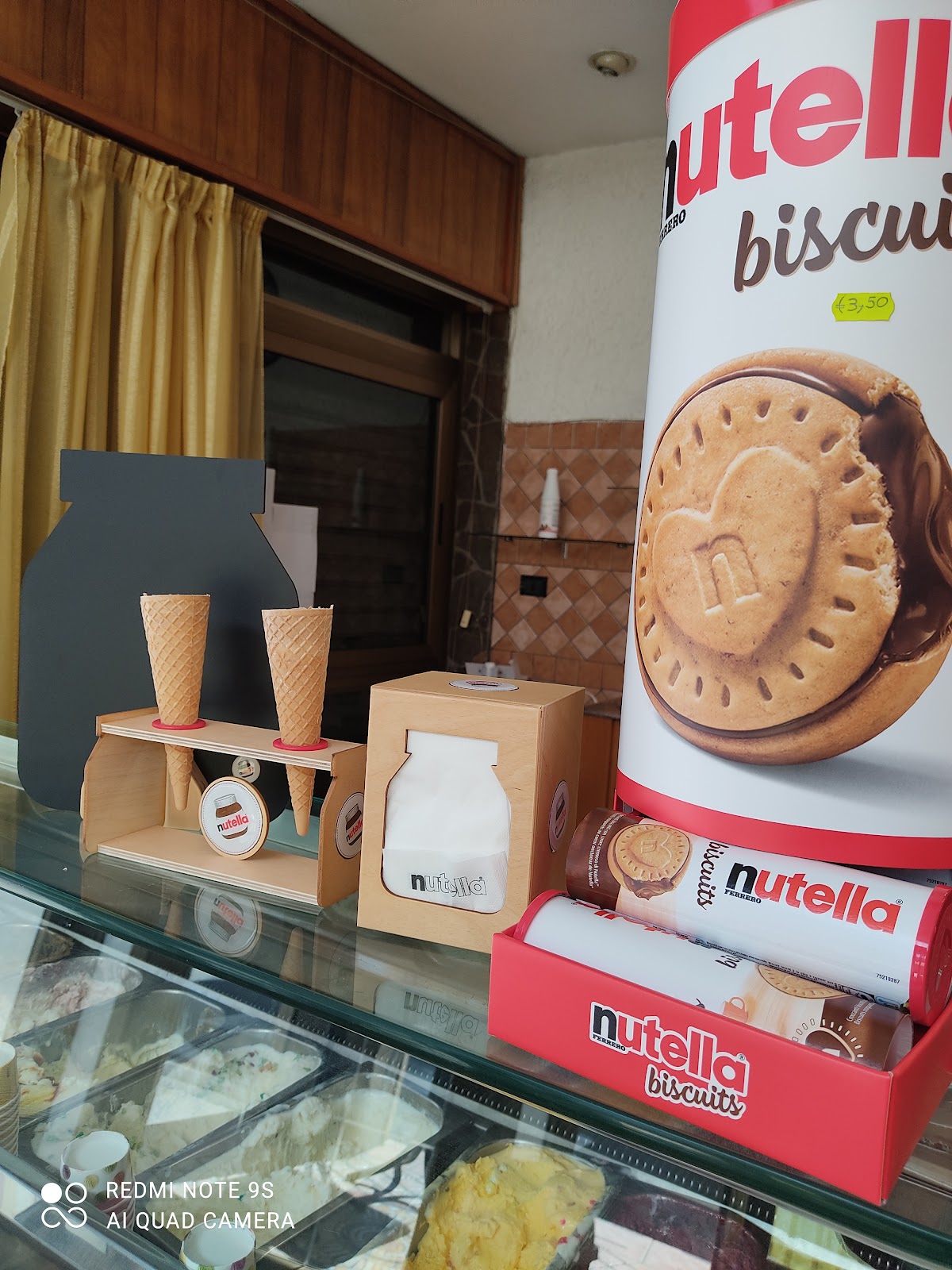 Il banco e la vetrina dei gusti.