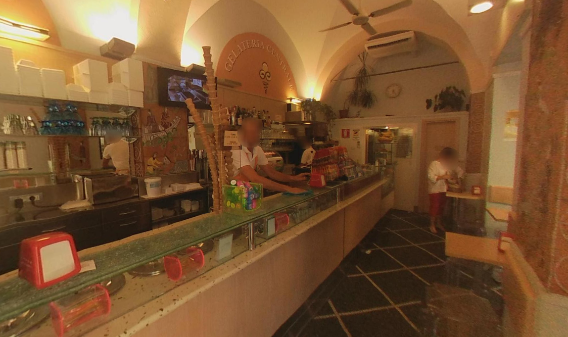 Il banco e la vetrina dei gusti.