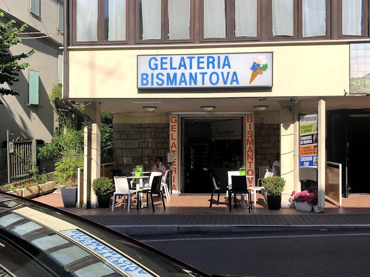 Il banco e la vetrina dei gusti.