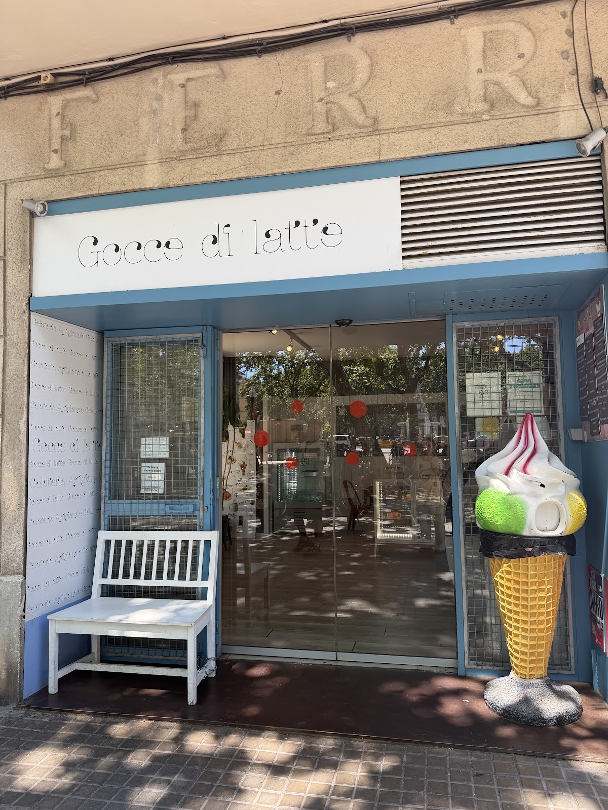 Gocce di latte — el local