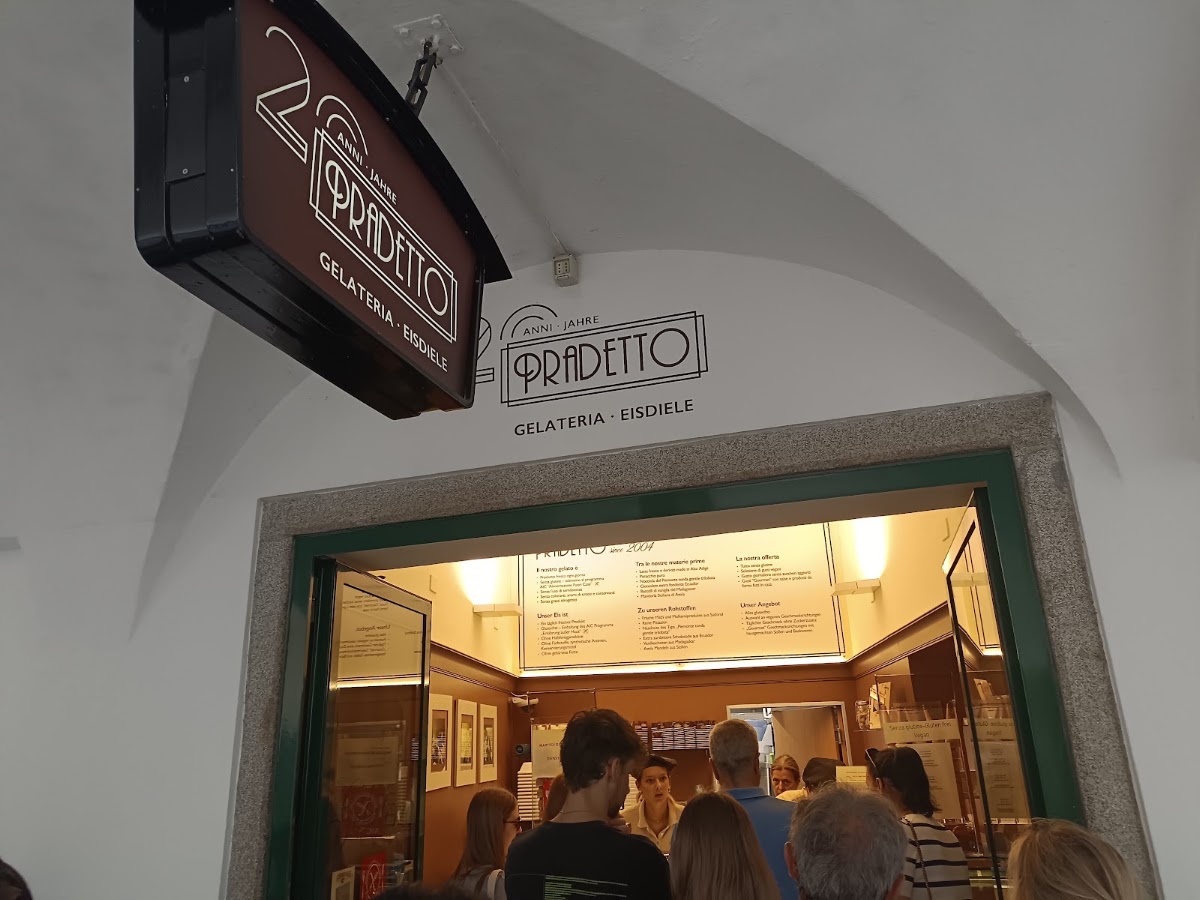 Il banco e la vetrina dei gusti.