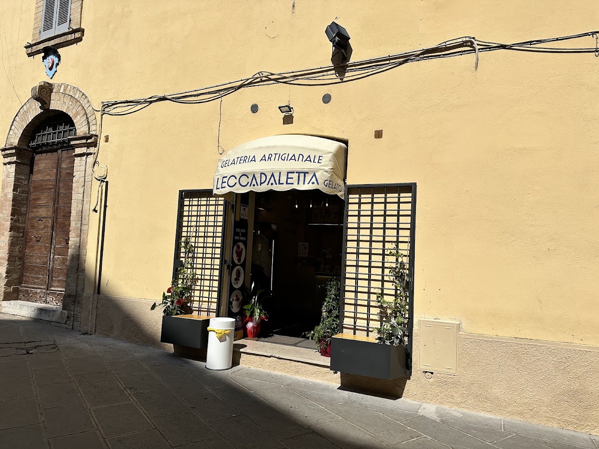 Il banco e la vetrina dei gusti.
