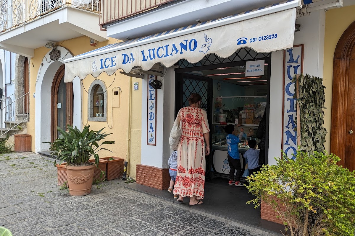 Il banco e la vetrina dei gusti.
