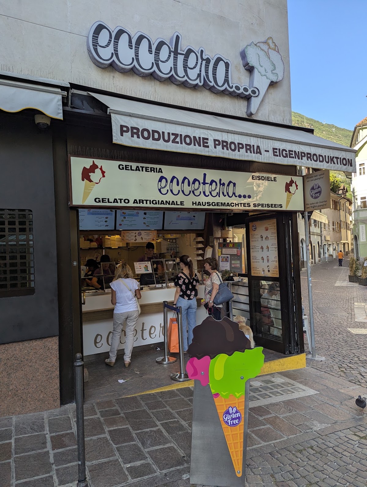 Il banco e la vetrina dei gusti.