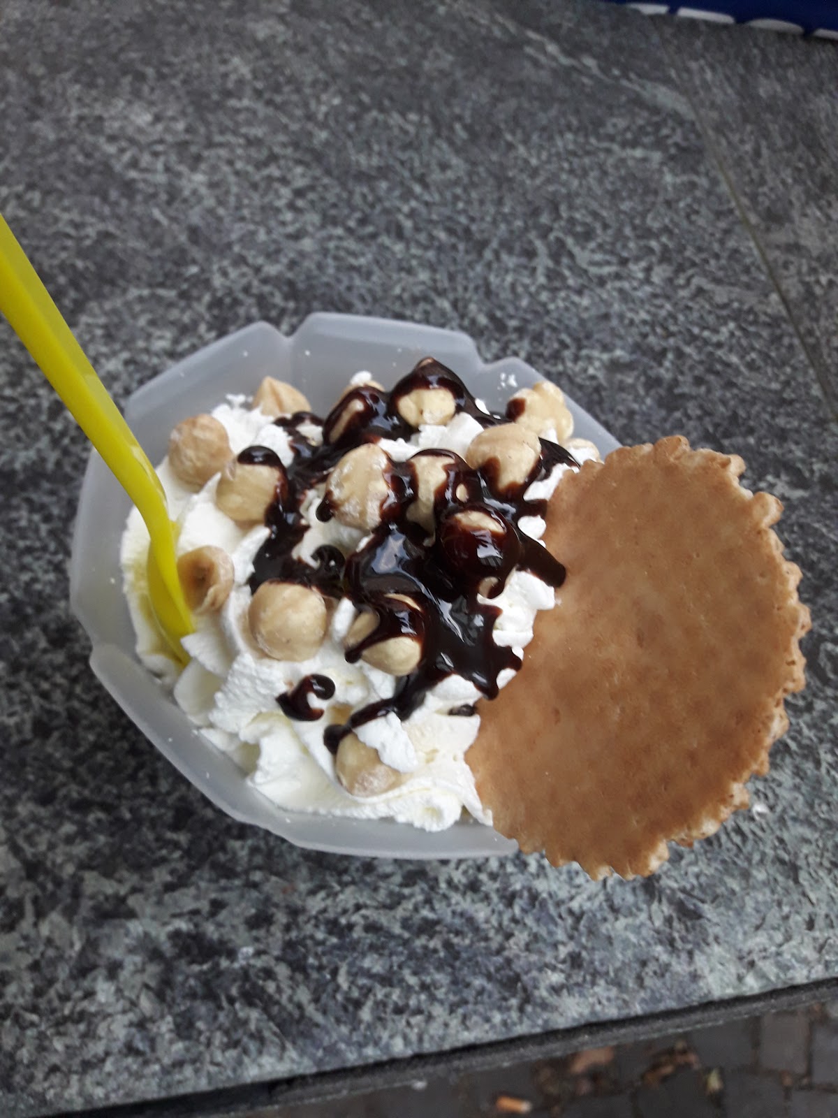 Le vaschette in vetrina.