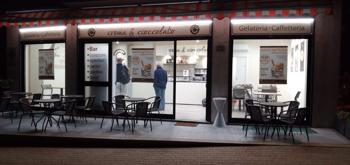 Il banco e la vetrina dei gusti.