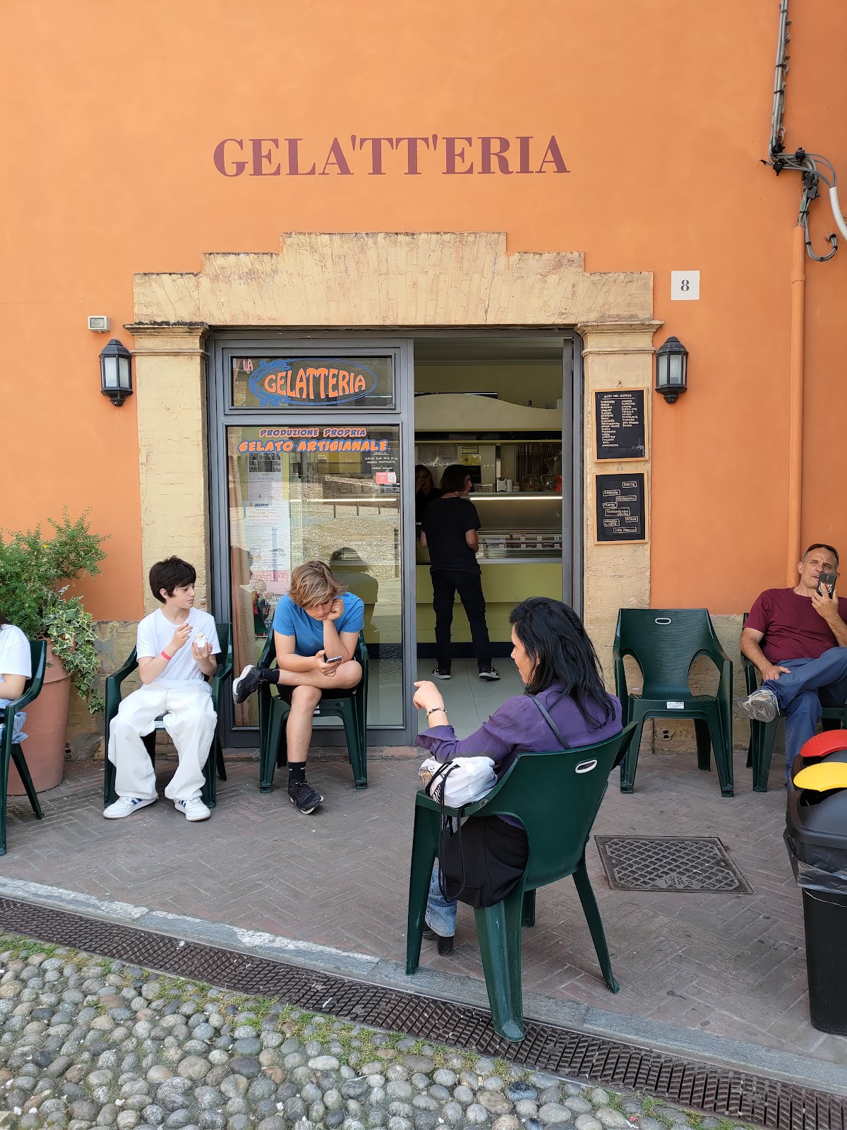 Il banco e la vetrina dei gusti.