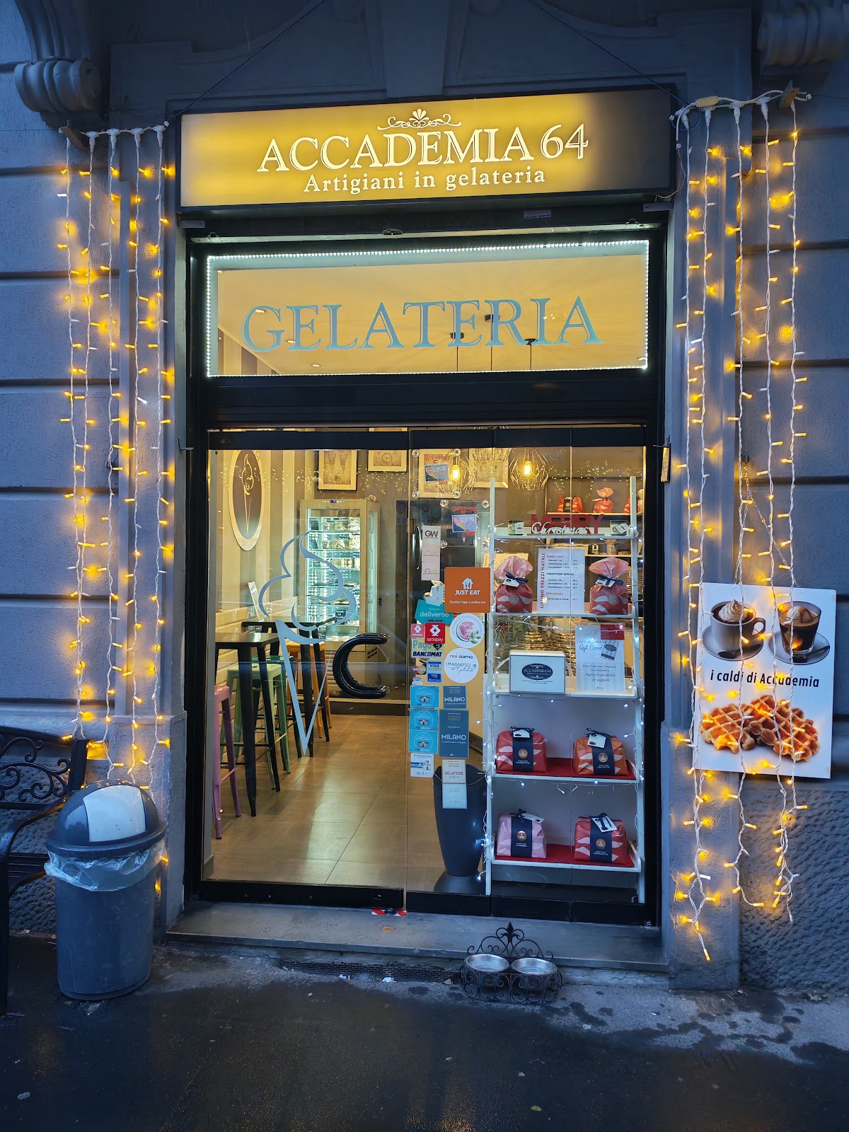 Il banco e la vetrina dei gusti.