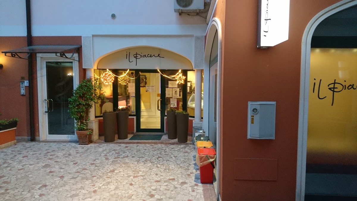 Il banco e la vetrina dei gusti.