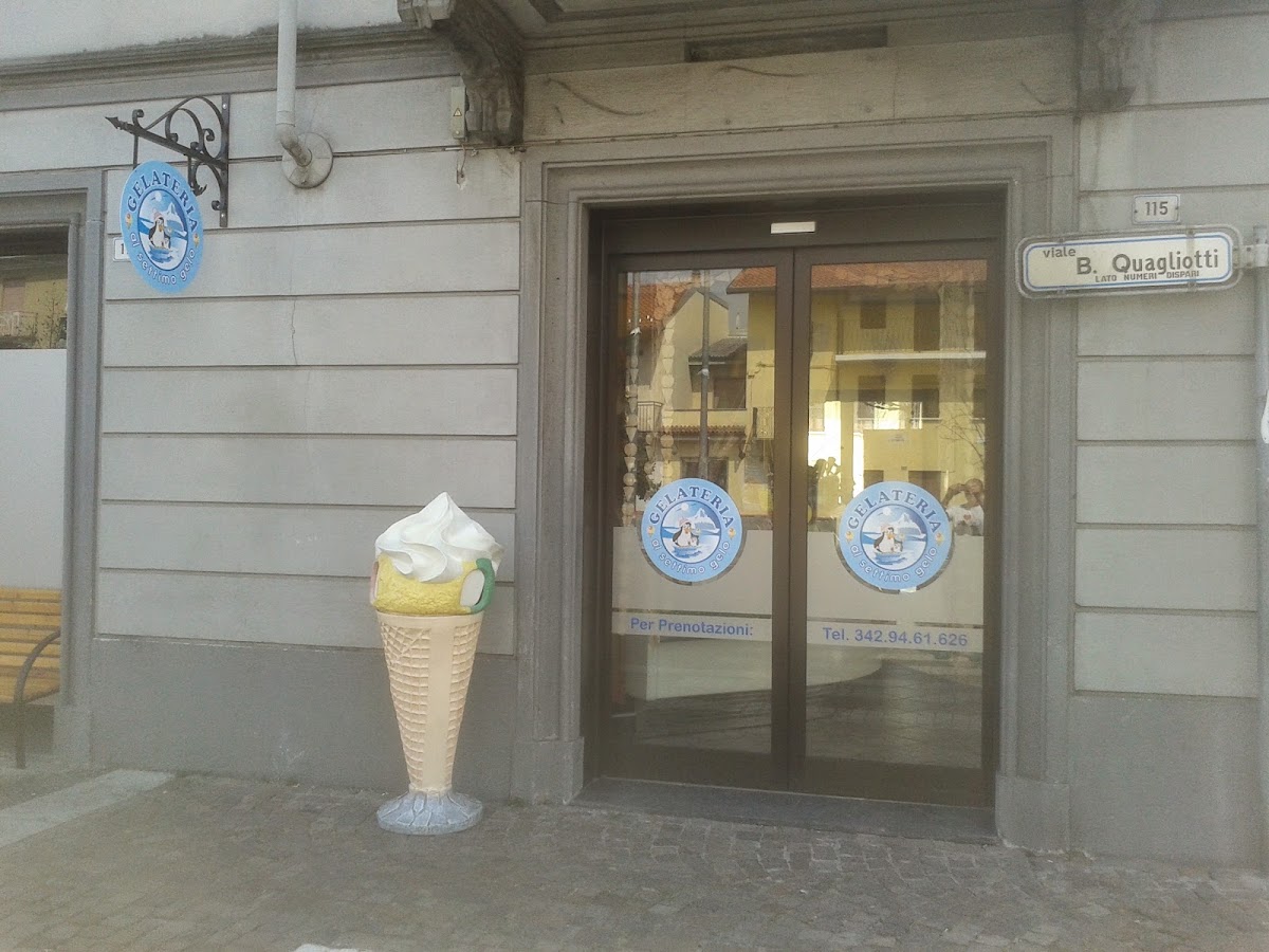 Il banco e la vetrina dei gusti.