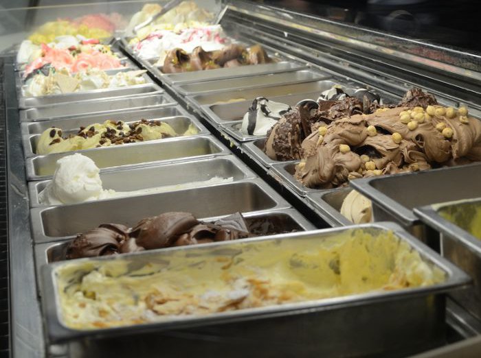 Il banco e la vetrina dei gusti.