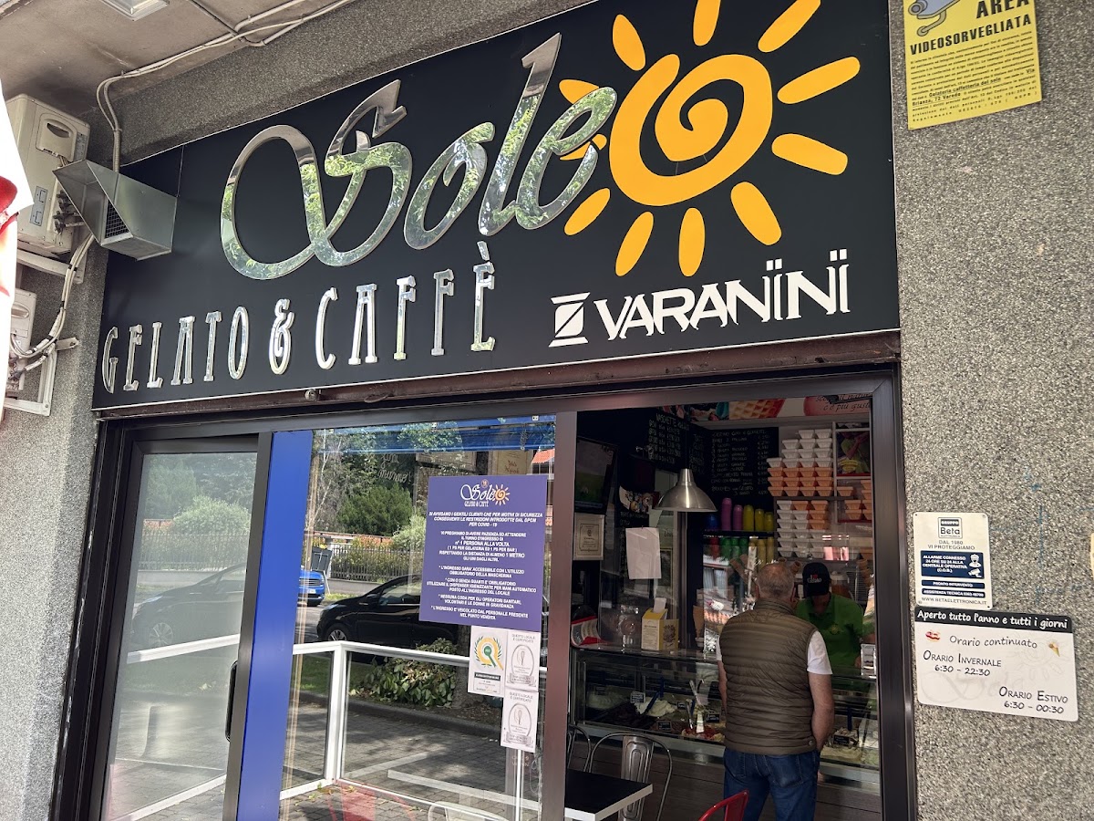 Il banco e la vetrina dei gusti.