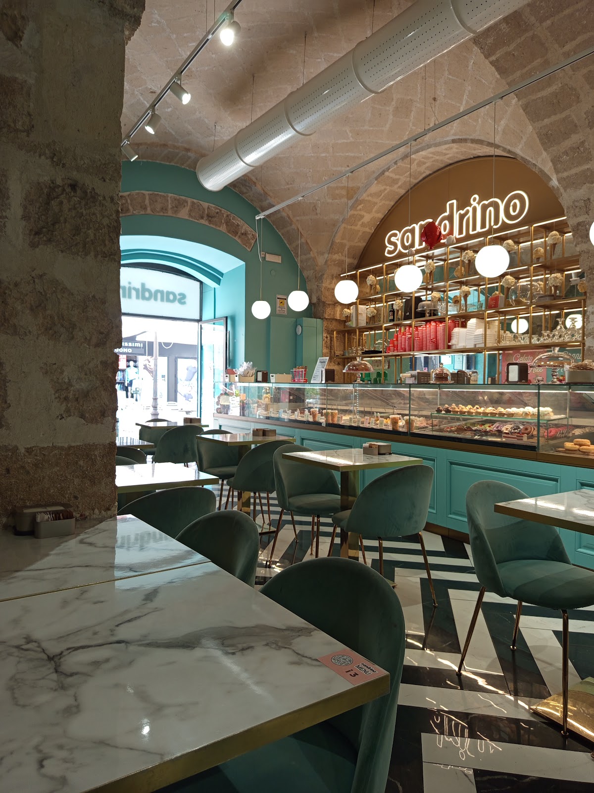 Il locale visto dall'interno.