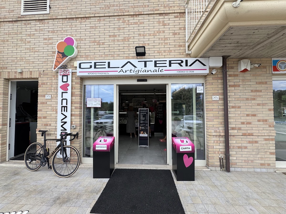 Il banco e la vetrina dei gusti.