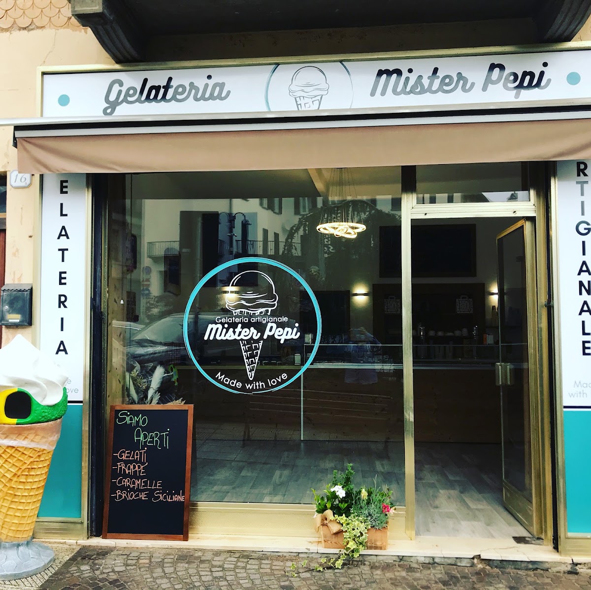 Il banco e la vetrina dei gusti.