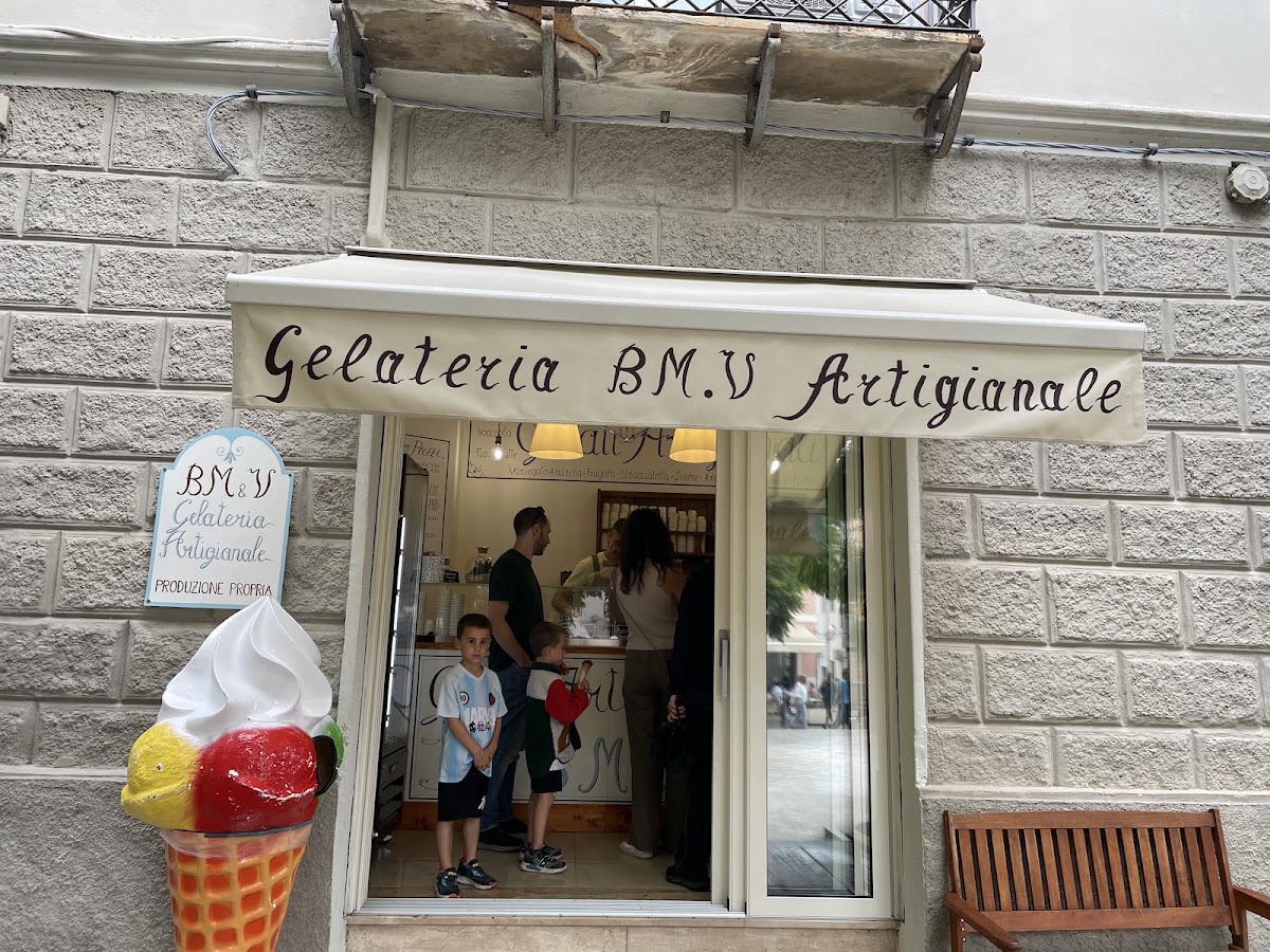 Un dettaglio della vetrina.