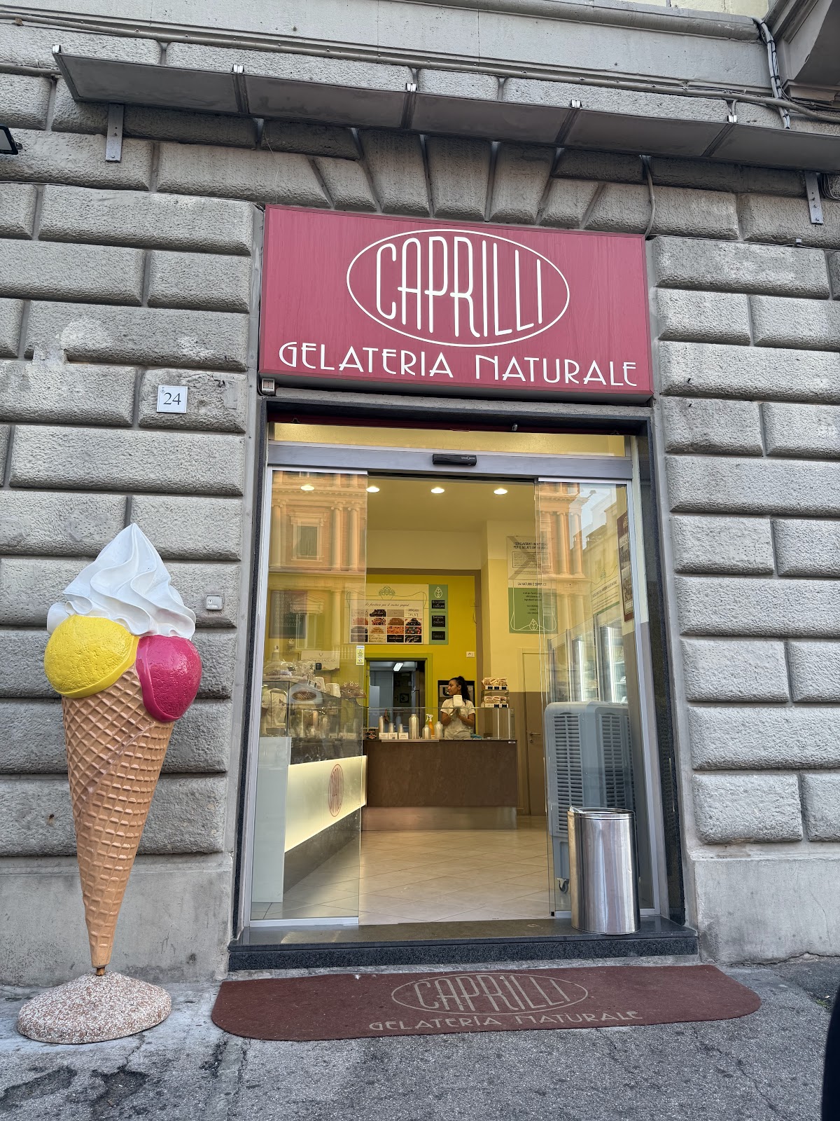 Un dettaglio della vetrina.