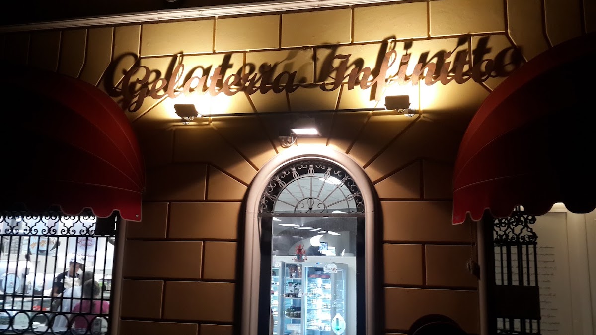 Il banco e la vetrina dei gusti.