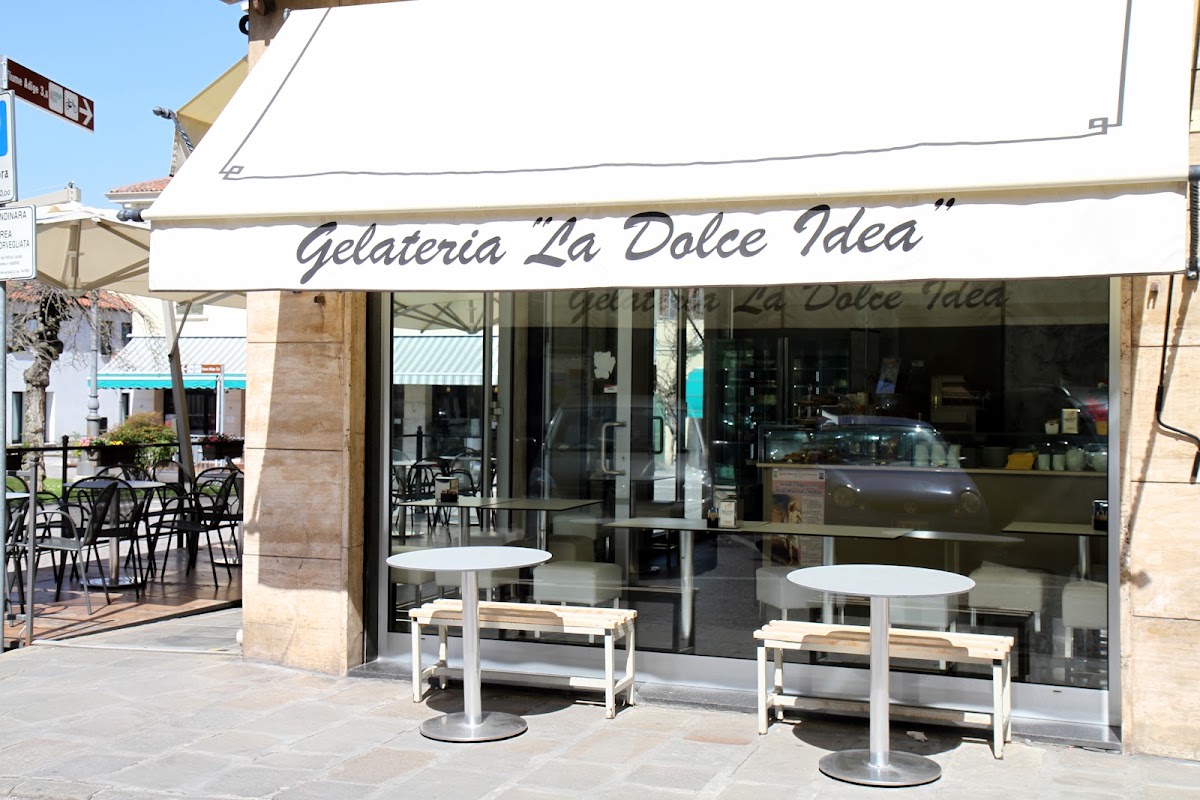 Il banco e la vetrina dei gusti.