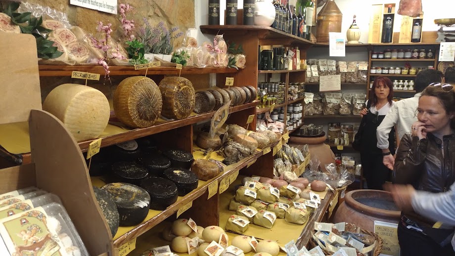Il banco e la vetrina dei gusti.