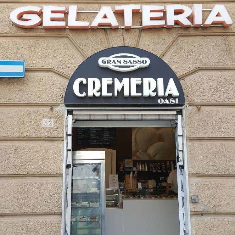 Il banco e la vetrina dei gusti.