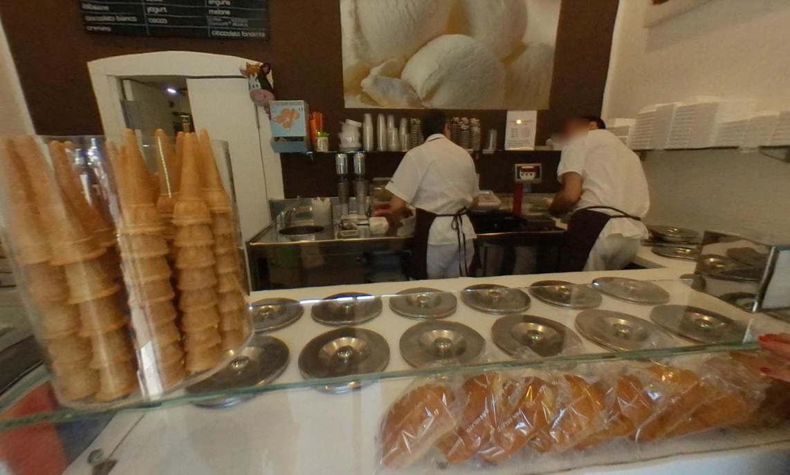 Le vaschette in vetrina.