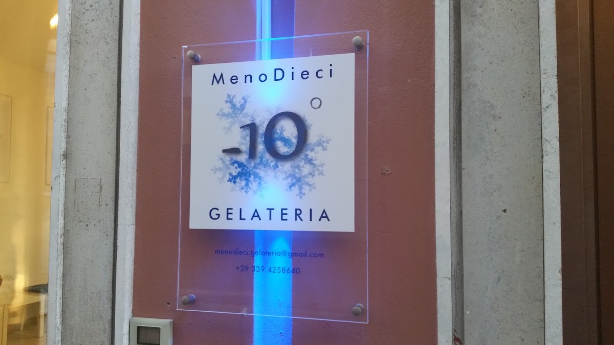 Il banco e la vetrina dei gusti.