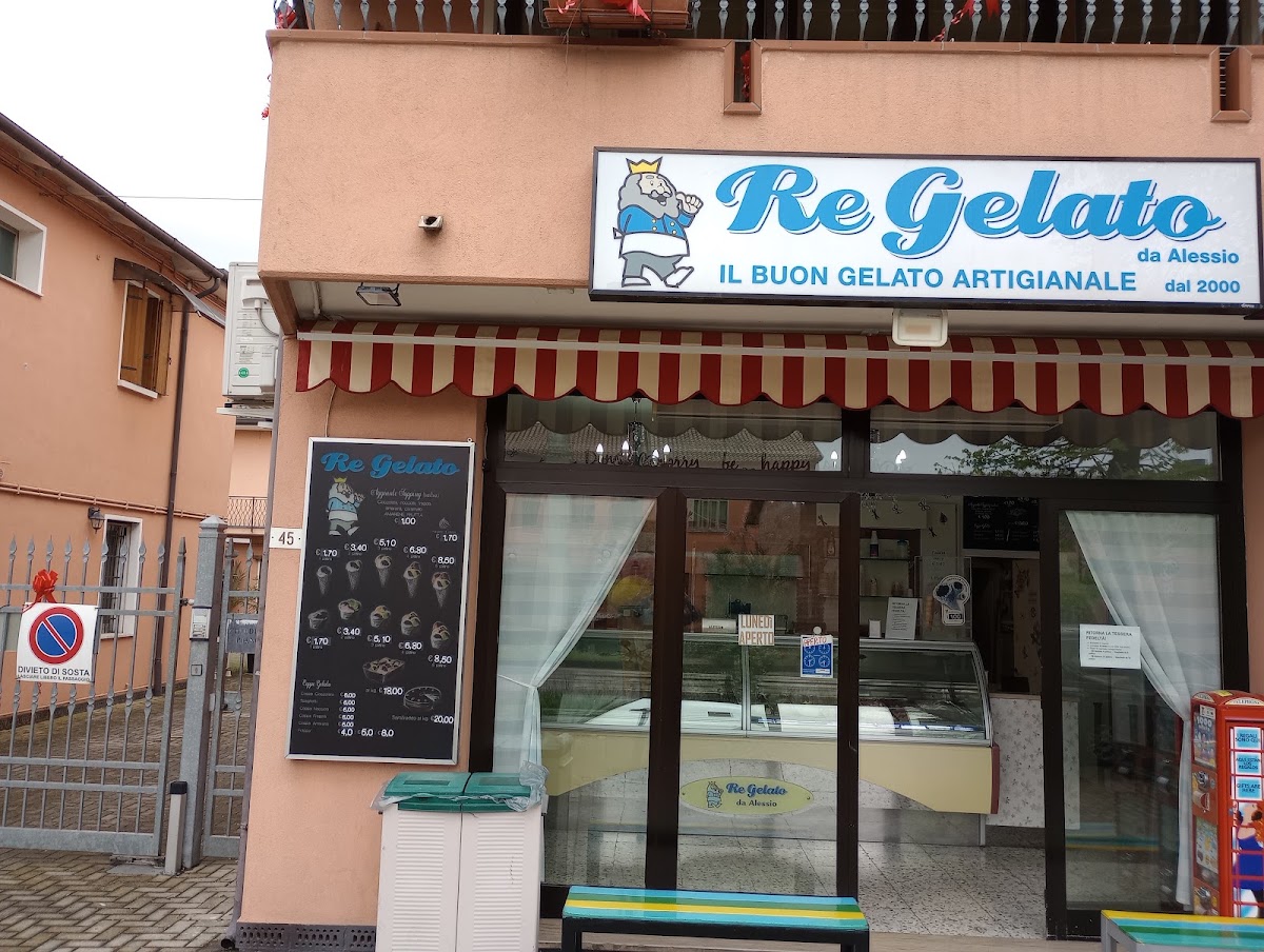 Il banco e la vetrina dei gusti.