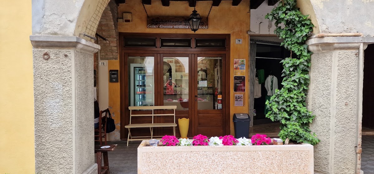 Il banco e la vetrina dei gusti.