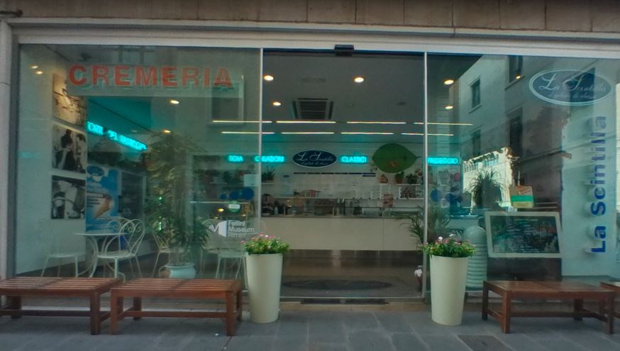 Il banco e la vetrina dei gusti.
