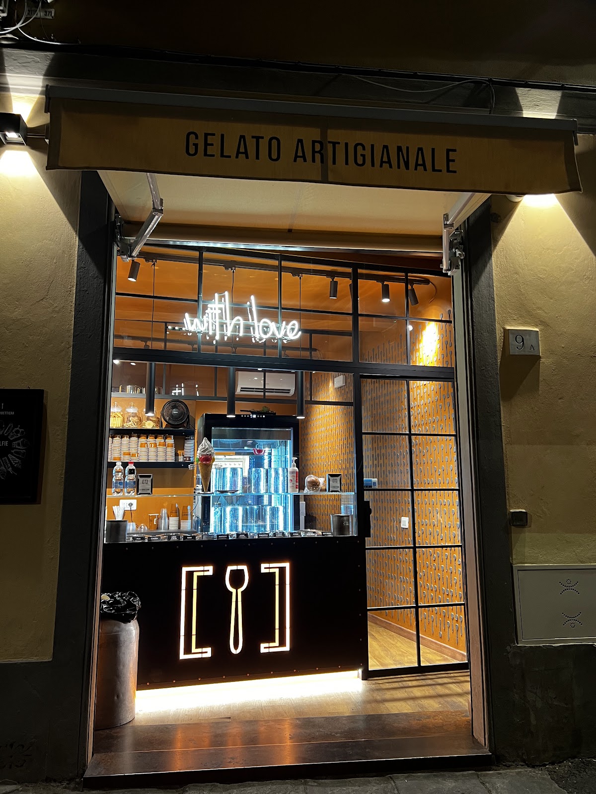 Il banco e la vetrina dei gusti.