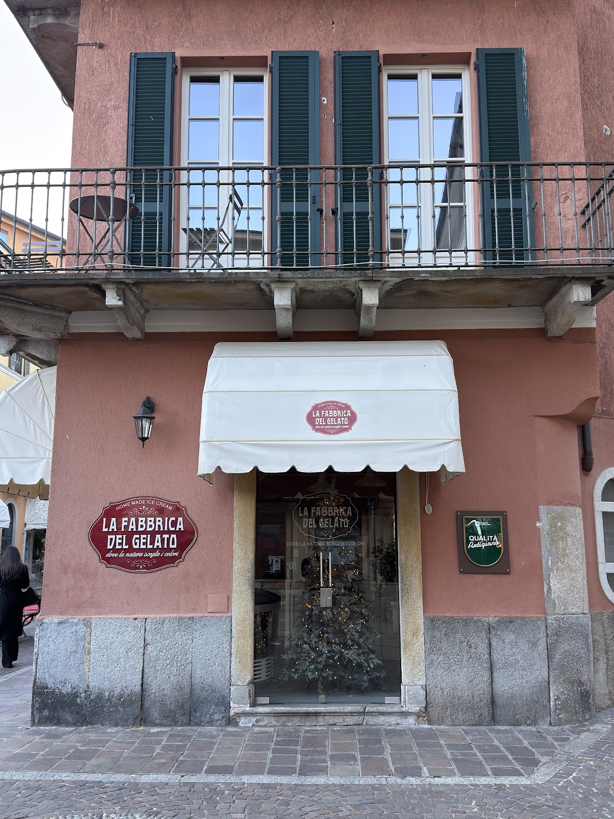 Il banco e la vetrina dei gusti.