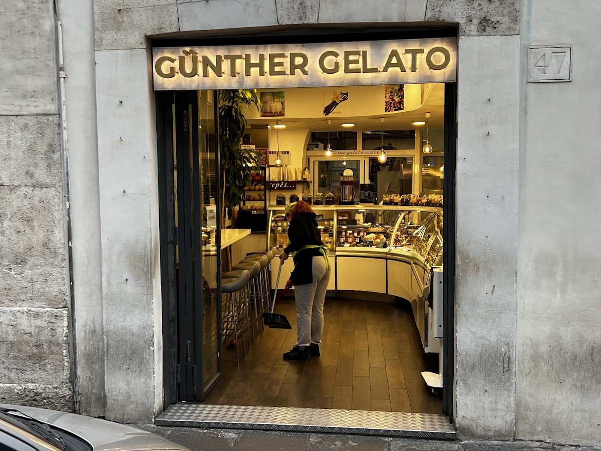 Il banco e la vetrina dei gusti.