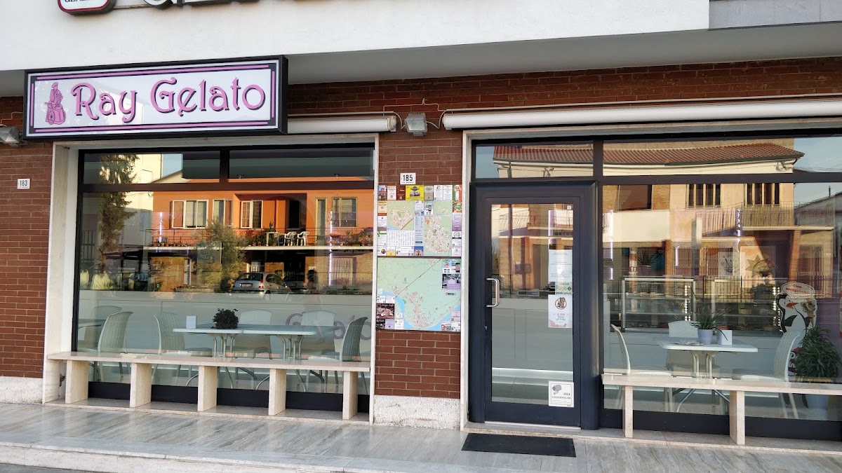 Il banco e la vetrina dei gusti.