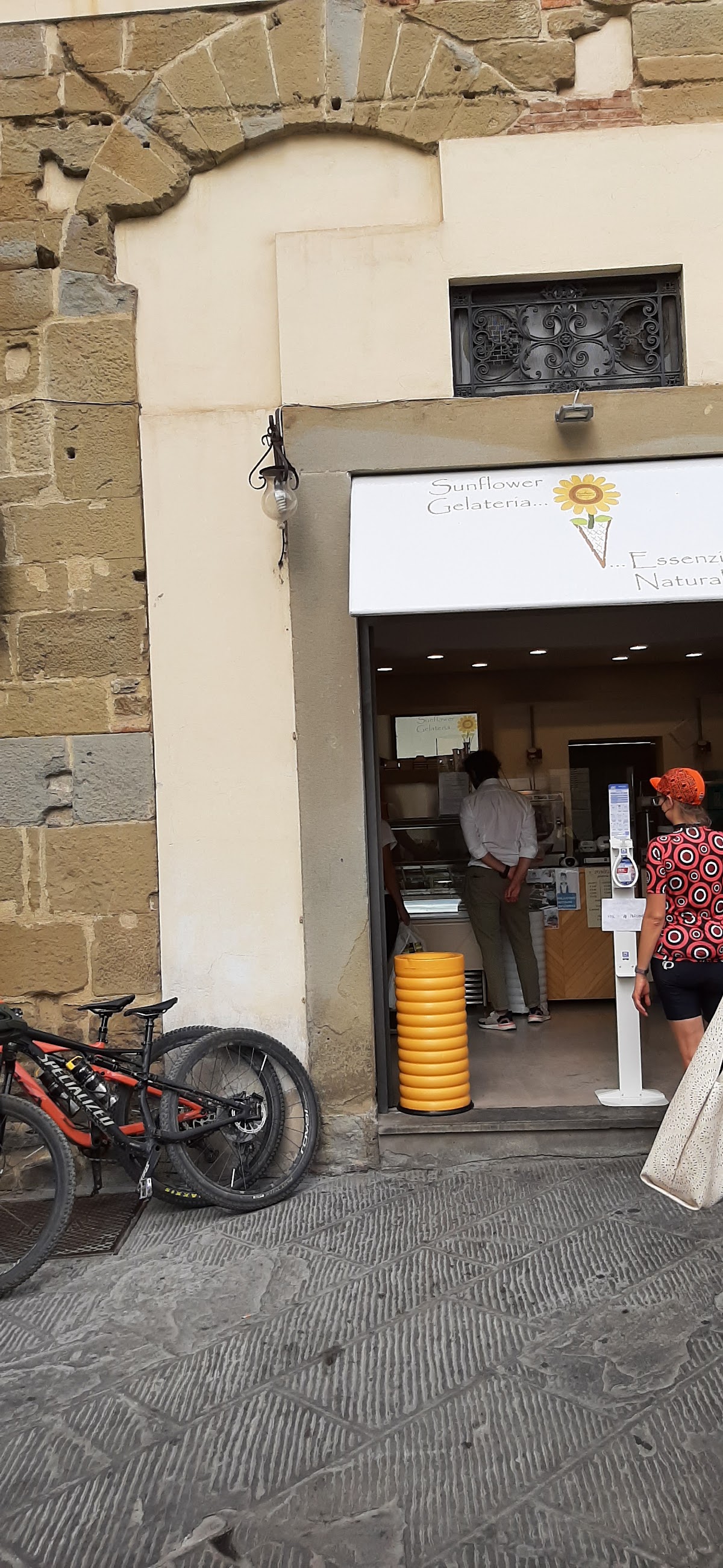 Il banco e la vetrina dei gusti.