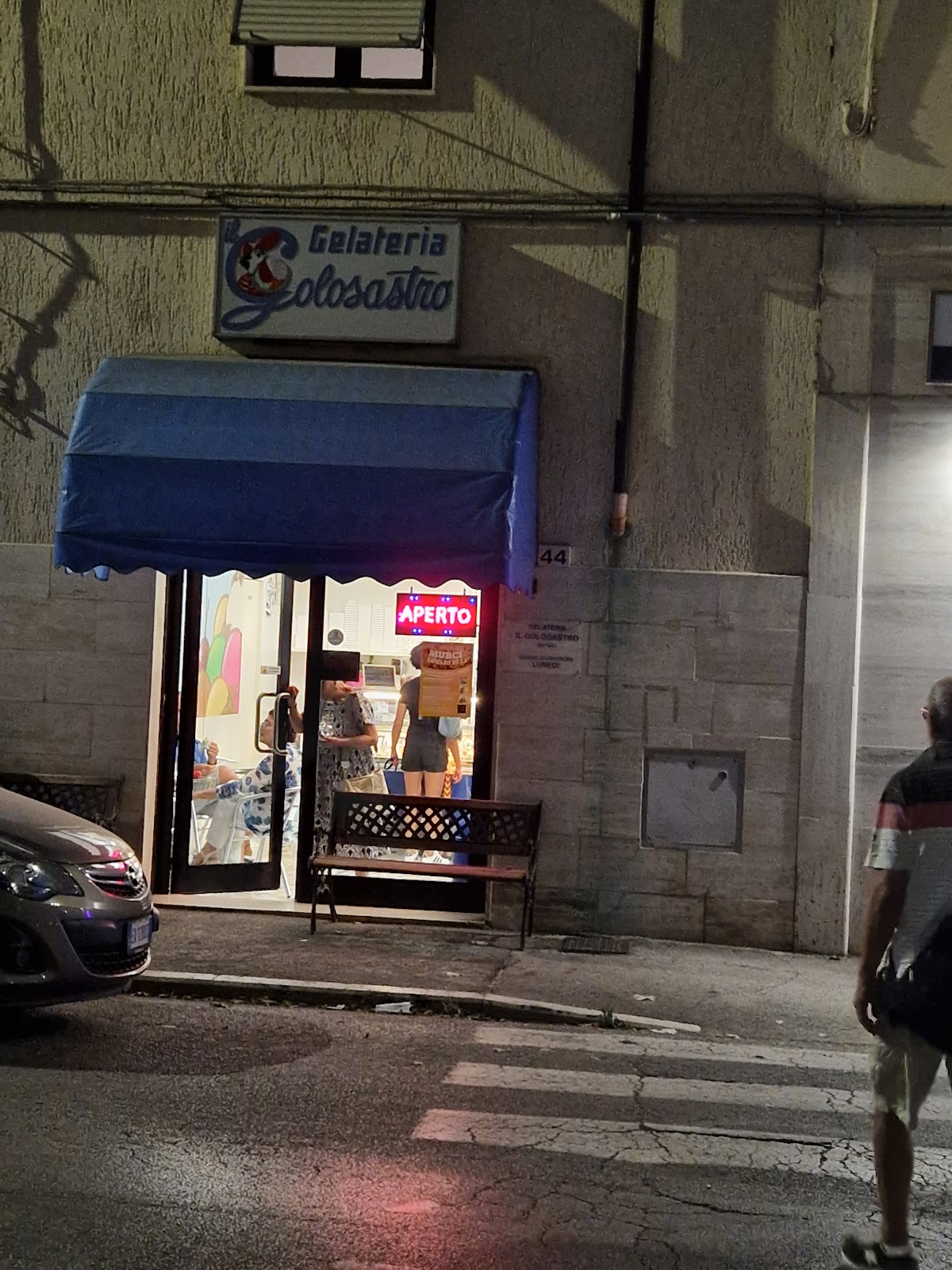 Un dettaglio della vetrina.