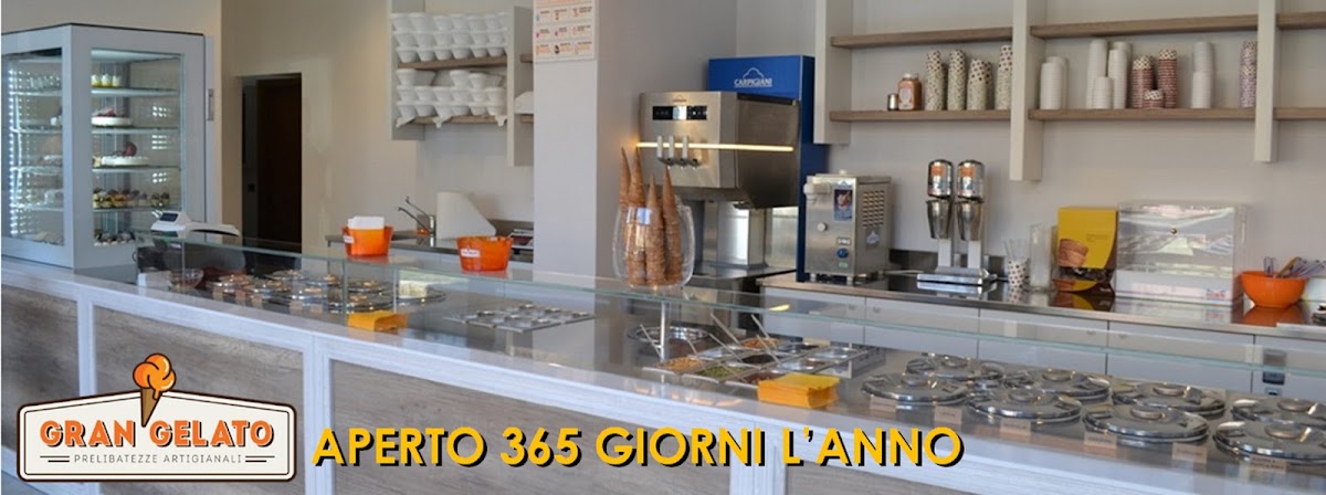 Il banco e la vetrina dei gusti.