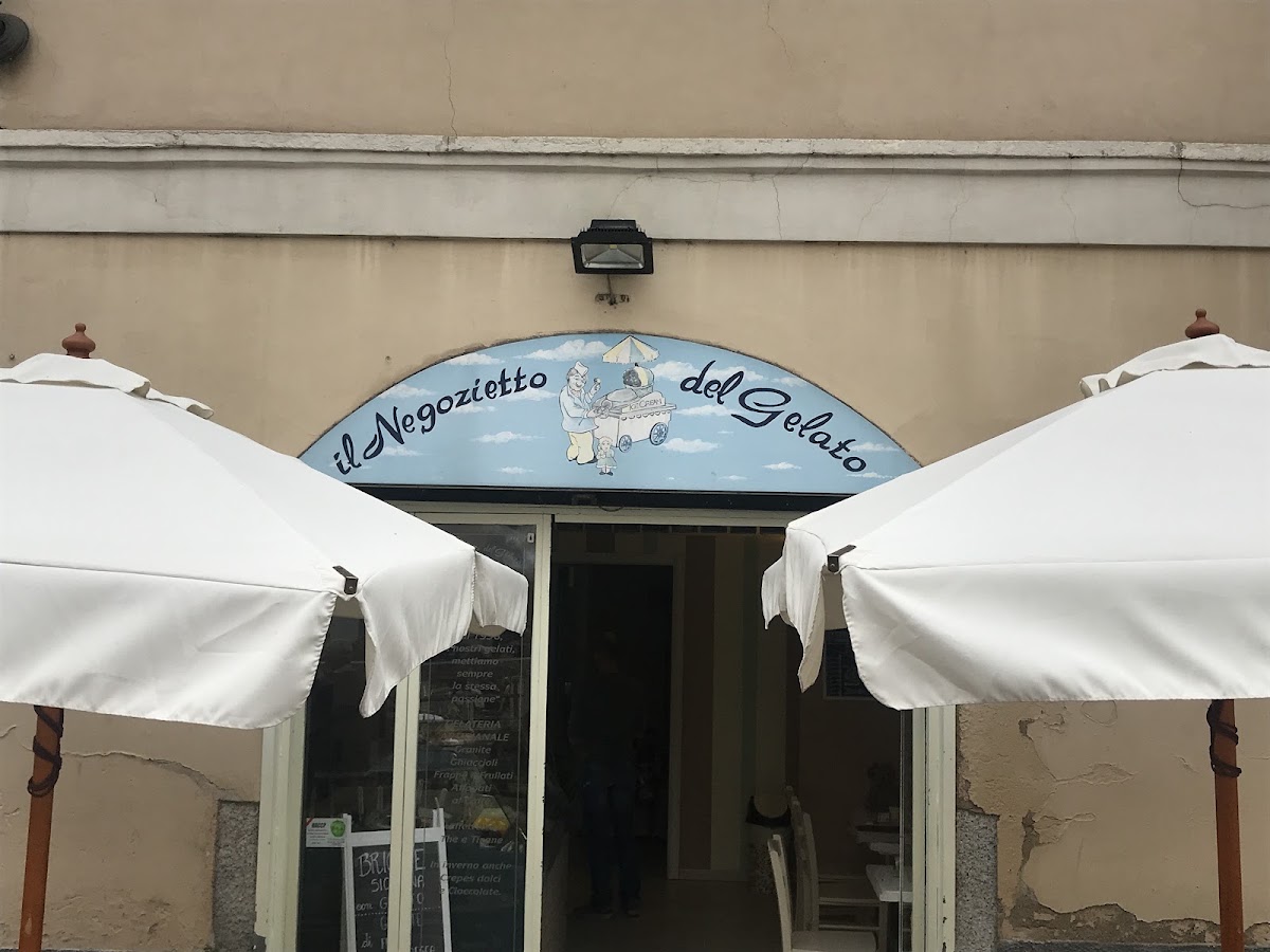 Il banco e la vetrina dei gusti.