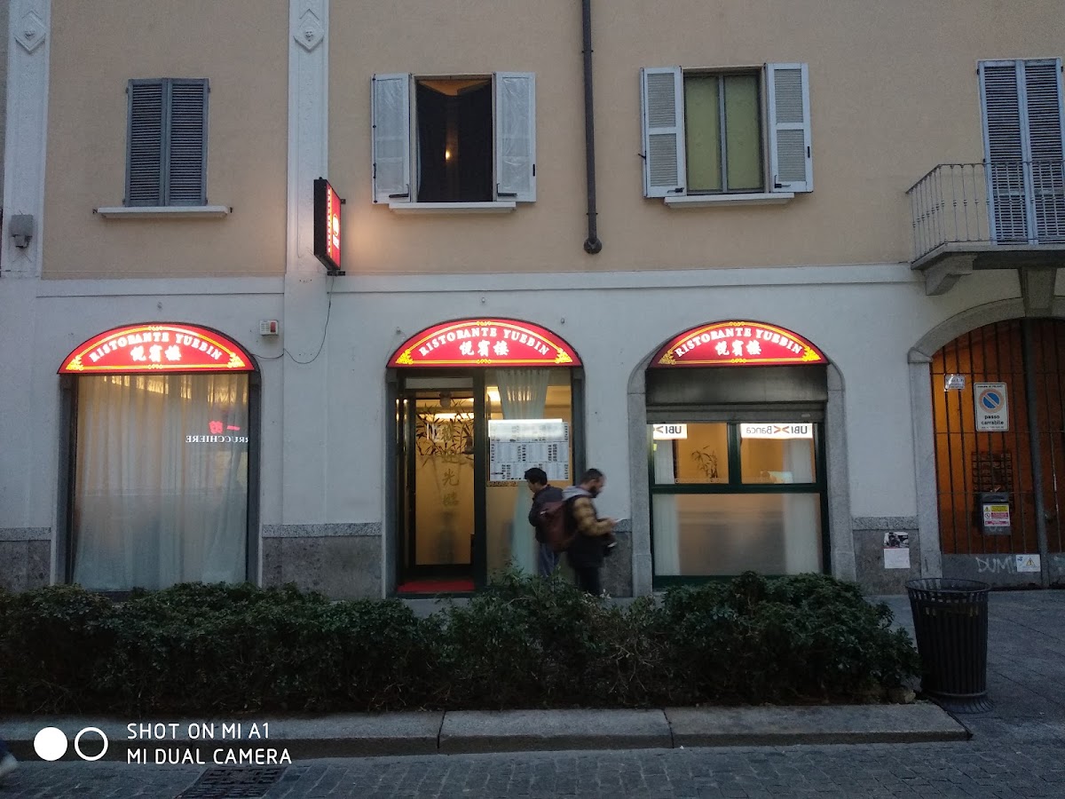 Il banco e la vetrina dei gusti.