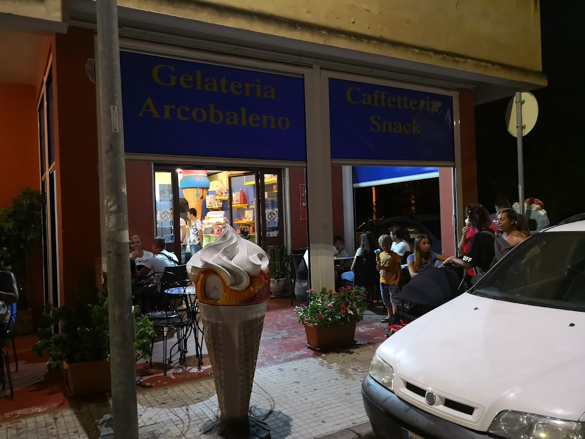 Il banco e la vetrina dei gusti.