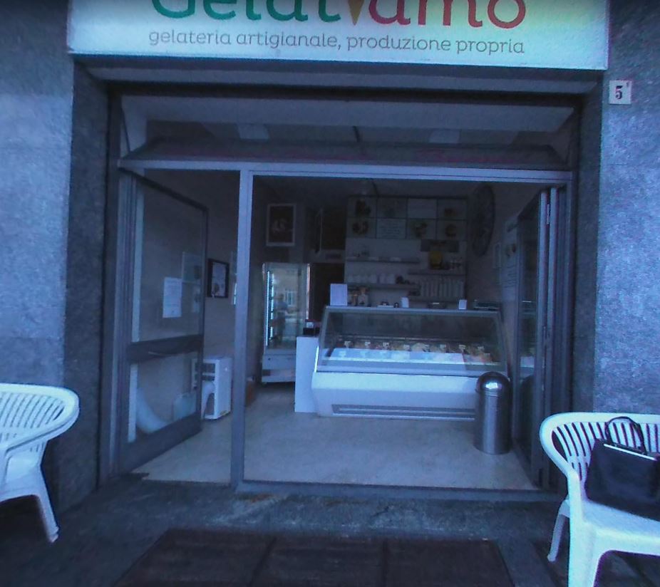 Il banco e la vetrina dei gusti.