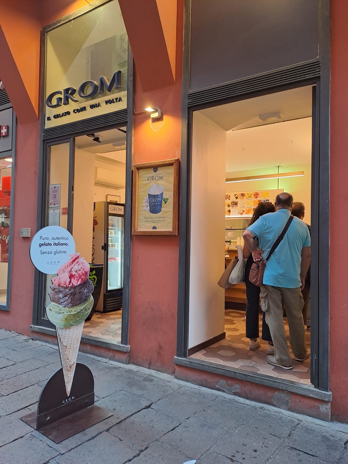 Il banco e la vetrina dei gusti.